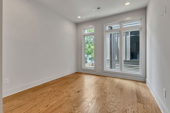 Building Photo - Stunning Salemtown Townhome With Fenced In Yard