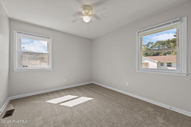 Building Photo - Nice 3 Bedroom Home -2503 Country Club Rd.