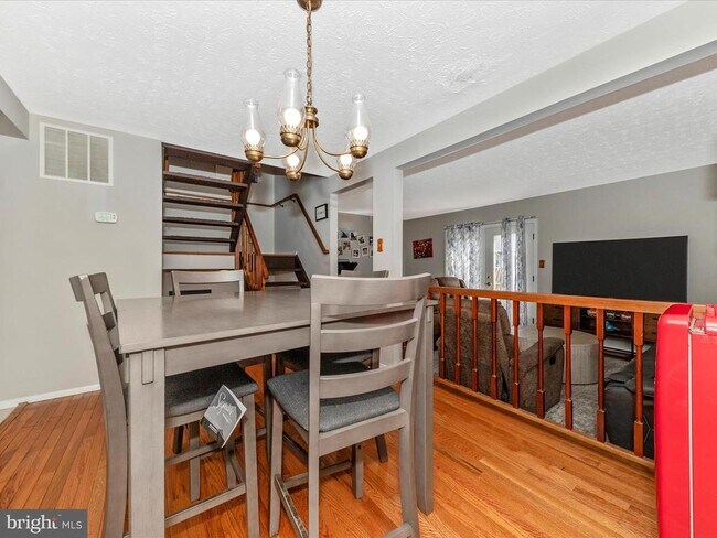 Building Photo - 12461 Quail Woods Dr