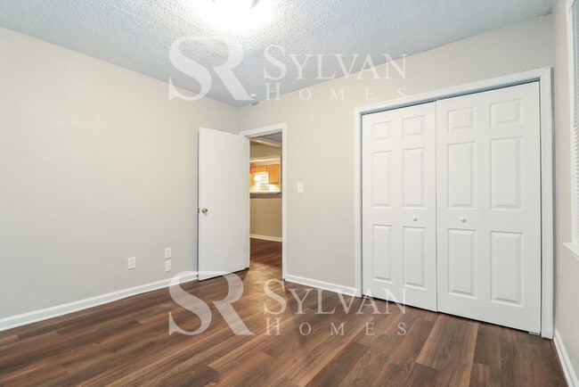 Building Photo - Where Charm Meets Comfort