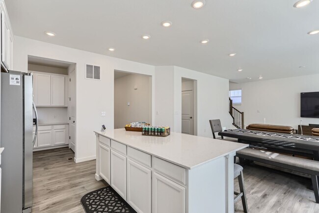 Building Photo - Stunning New Build in Aurora with Sleek Fi...