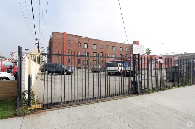 Building Photo - 2913 Flower St