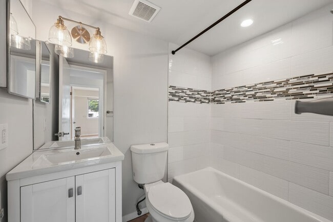 Building Photo - Fairwinds. Renovated and Updated. Spacious 2 bed 2 bath ground level condo in Annapolis!