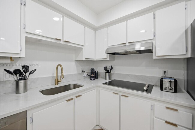 Building Photo - 3546 S Ocean Blvd