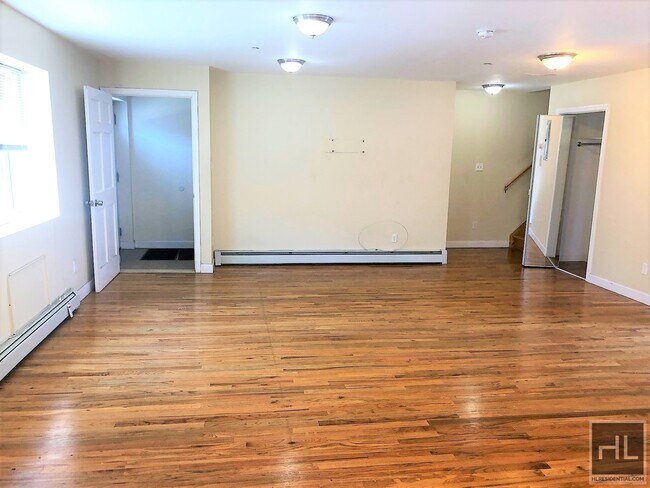 Building Photo - 869 E 95th St