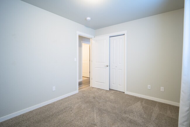 Building Photo - 423 Hollyhock Ln