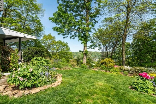 Building Photo - 122 Rivercrest Dr