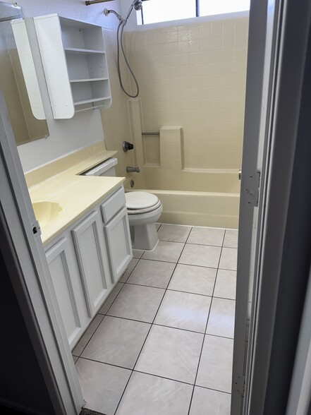 Upstairs bathroom - 2832 E Waltann Ln