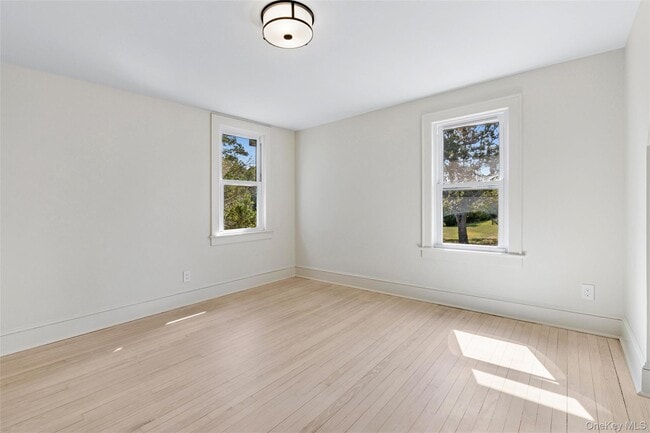 Building Photo - 335 Herricks Ln