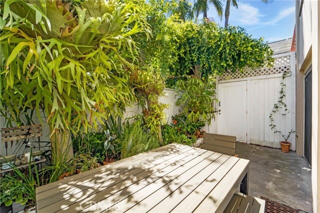 Building Photo - 1163 Glenneyre St