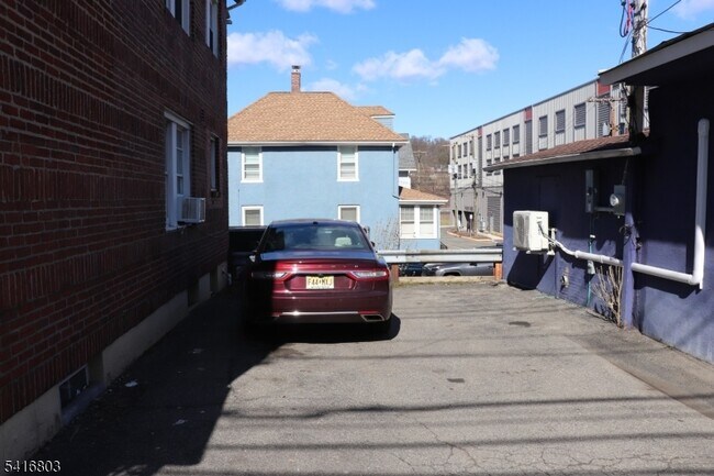 Building Photo - 327 Valley St