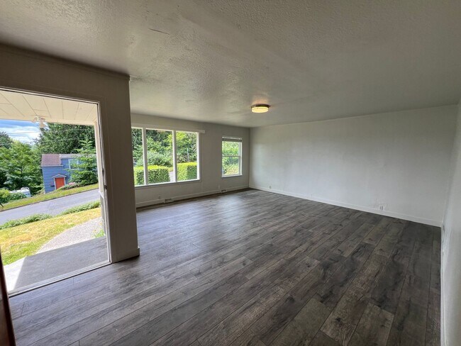 Building Photo - Bremerton Duplex