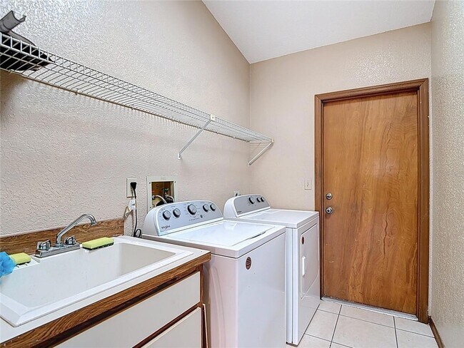 Building Photo - 5066 Woodbine St