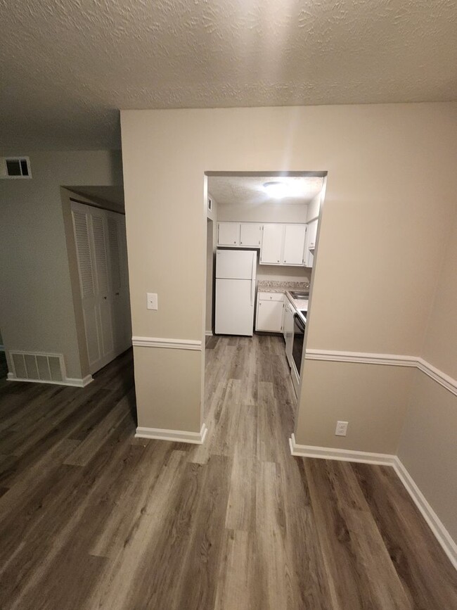 Building Photo - Lovely 1 bedroom 1 bath 2nd floor condo wi...