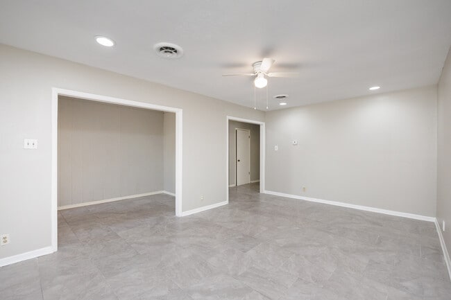 Building Photo - 207 Blanco Dr
