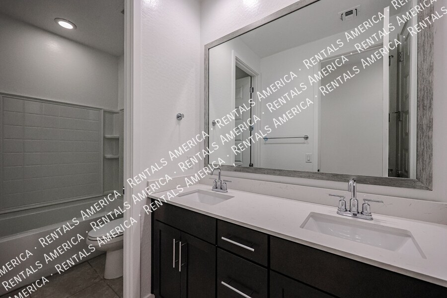 Building Photo - 9718 E Tahoe Ave