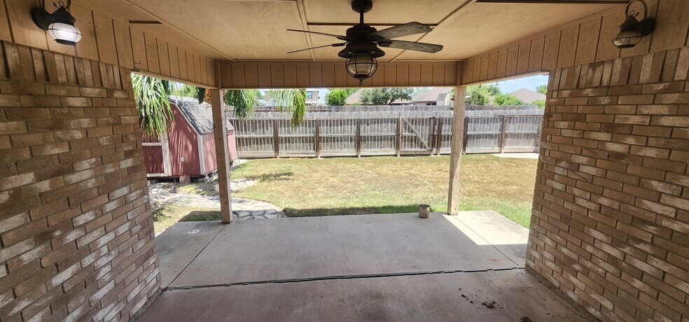 Building Photo - 807 Sabinas St
