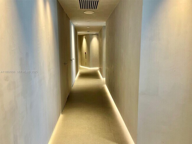 Building Photo - 18555 Collins Ave