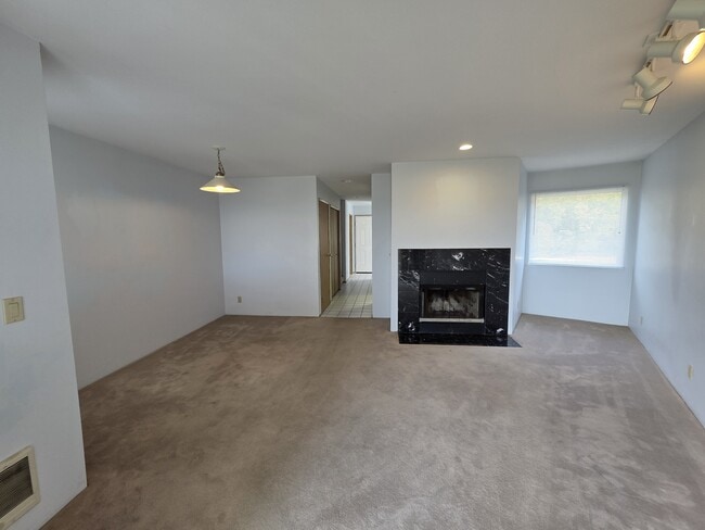 Building Photo - 1728 Edwards Dr