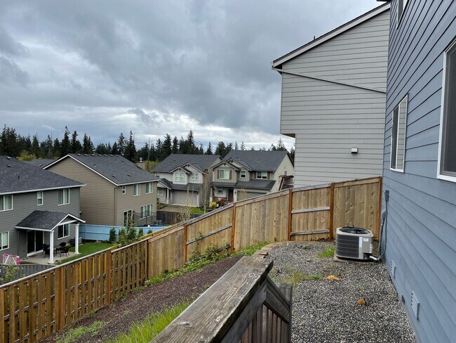 Building Photo - Beautiful 4 Bedroom 2.5 Bath Home Located ...
