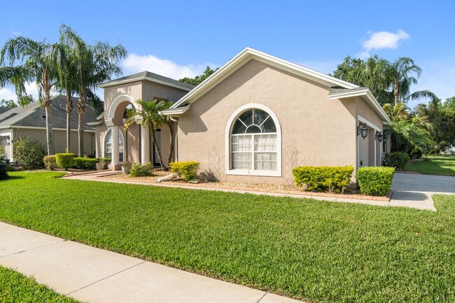 Building Photo - Enjoy the luxury living in Kingshyre, a hi...