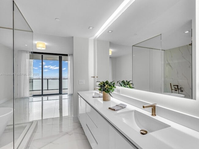 Building Photo - 700 NE 24th St