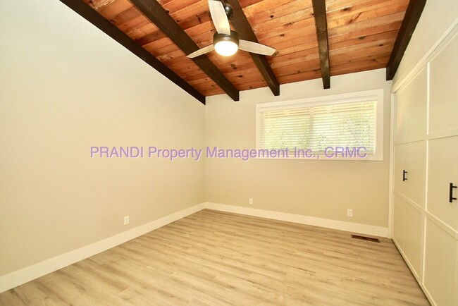 Building Photo - Beautifully Remodeled Corte Madera Home!