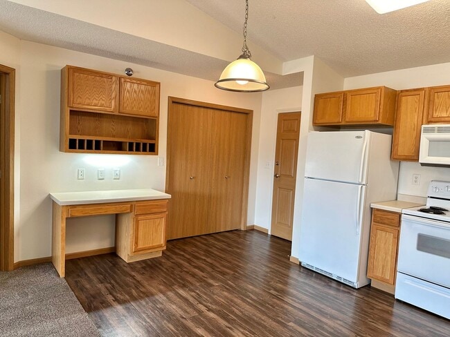 Building Photo - 2 Bedroom 2 bathroom - South Fargo