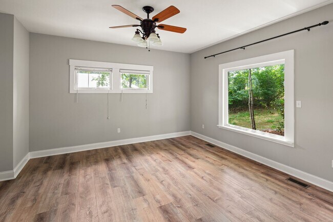 Building Photo - Beautiful Beaverdam Home