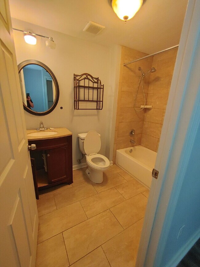 Building Photo - Modern Living 2Bd/2Ba