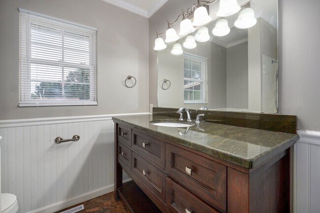 Building Photo - Adorable 3 bedroom, 1.5 bathroom home!