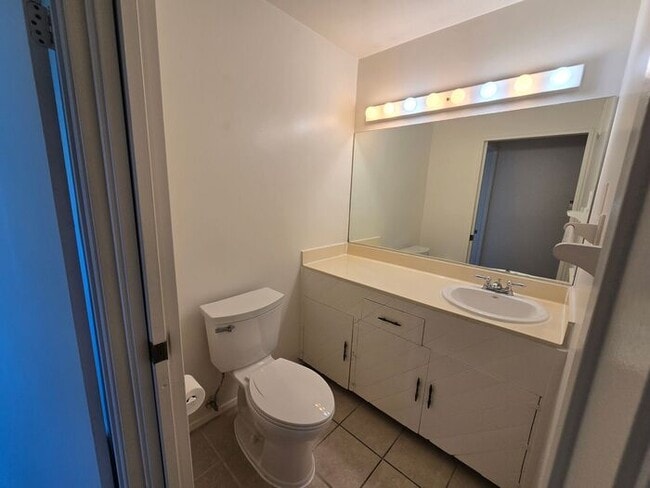 Building Photo - Discover this well-appointed 2-bedroom, 1.5-bath condo in San Diego