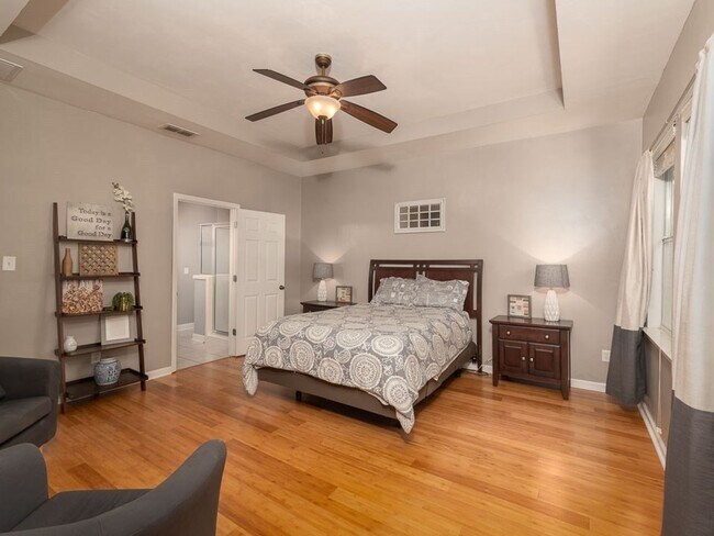 Building Photo - Beautiful 3 bedroom town home for rent Aug...