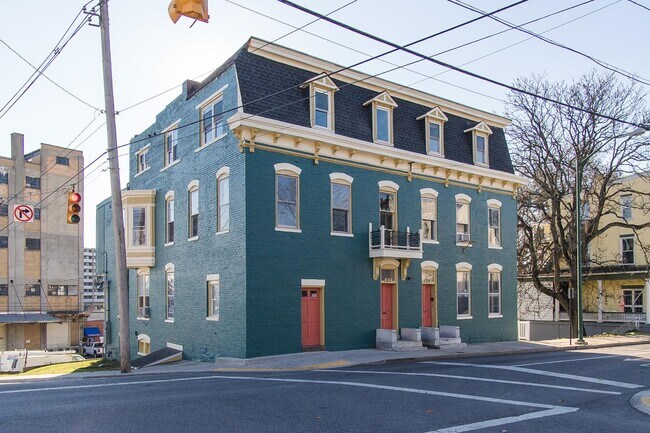 Building Photo - 204 Summit Ave