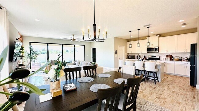 Building Photo - 12661 Oak Hill Way