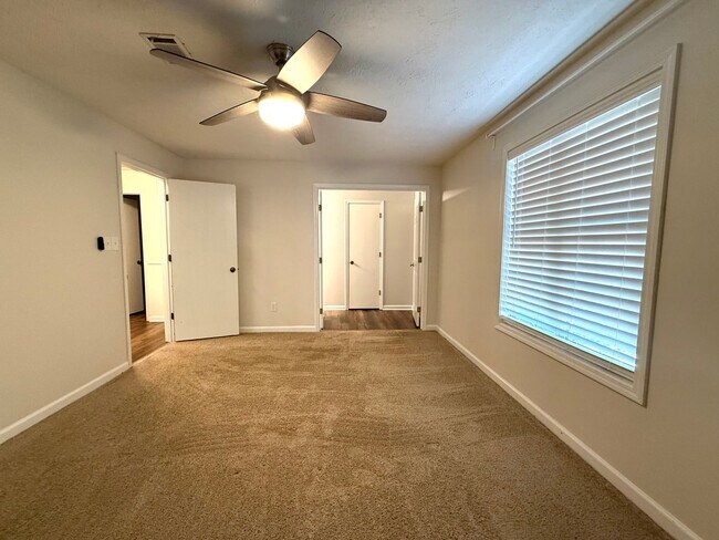 Building Photo - Renovated 3 bedroom 2 bath Ranch