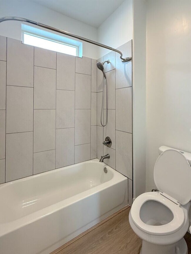 Building Photo - Desert Color Home 3 bd, 2.5 bt, Extra Large 2 Car Garage Home