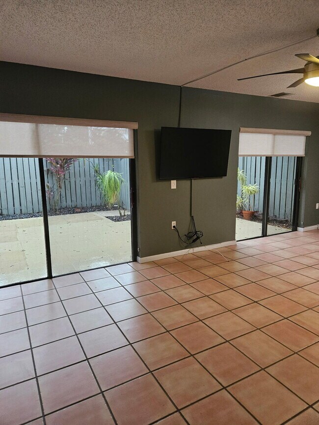 Building Photo - 1700 Embassy Dr