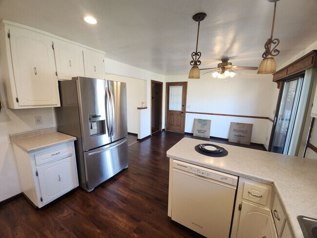 Building Photo - Family-Friendly 3BR Ranch with Home Office...