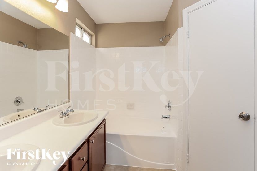 Building Photo - 1118 Sport of Kings Ave