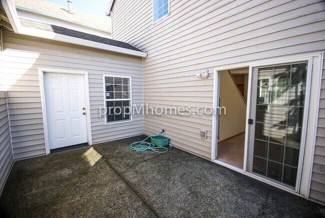 Building Photo - Beautiful Three Bedroom Townhouse - Prime Clackamas Location!