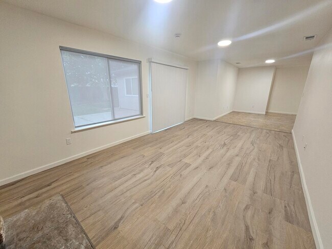 Building Photo - 2253 Hamlin Dr