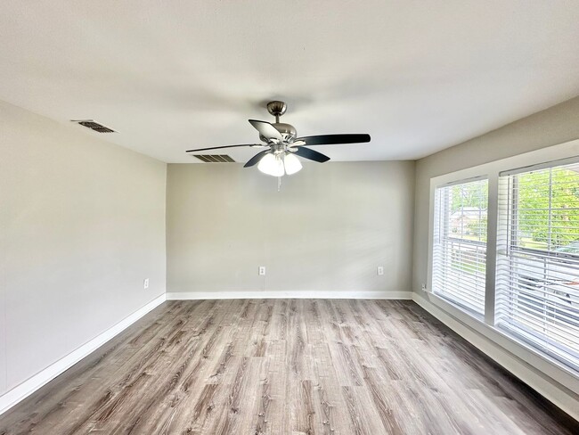 Building Photo - Available Now! Charming & Updated 3-Bedroo...