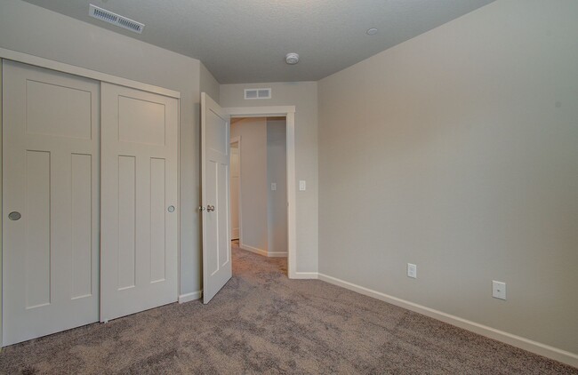 Building Photo - Immaculate Ridgefield Townhome