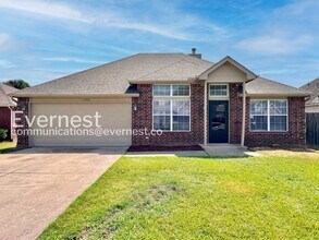 Building Photo - 3 Bed/2 Bath Home with Fenced Yard & Garage / Pet-Friendly / Available Now!