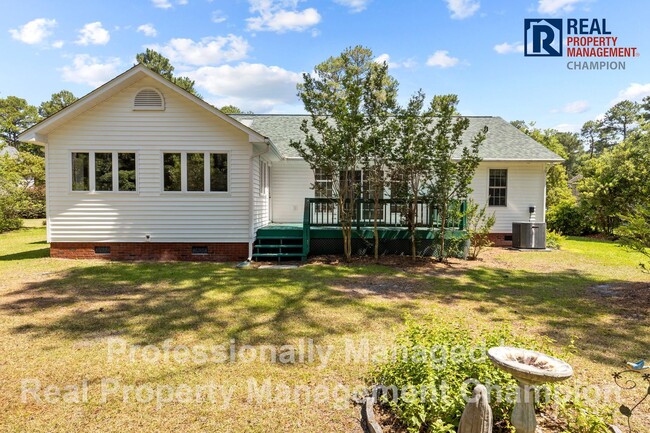 Building Photo - Vintage 3 Bedroom 2 Bathroom in the coveted Fairfield Harbour Subdivision!