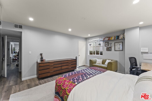 Building Photo - 712 Pacific St