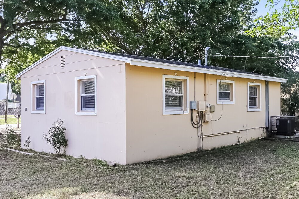 Building Photo - 2323 NW 12th Ct