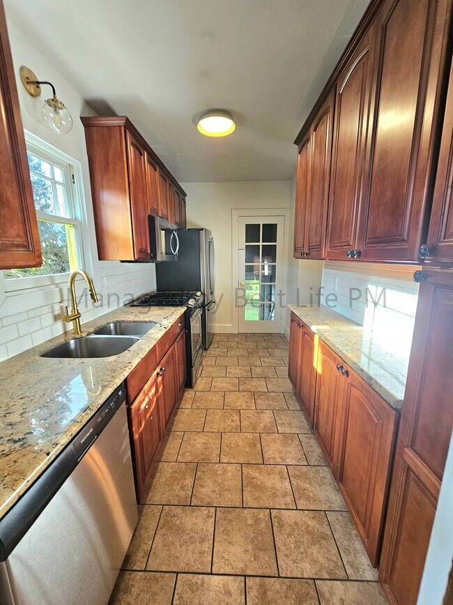 Building Photo - 223 NE 62nd Ave