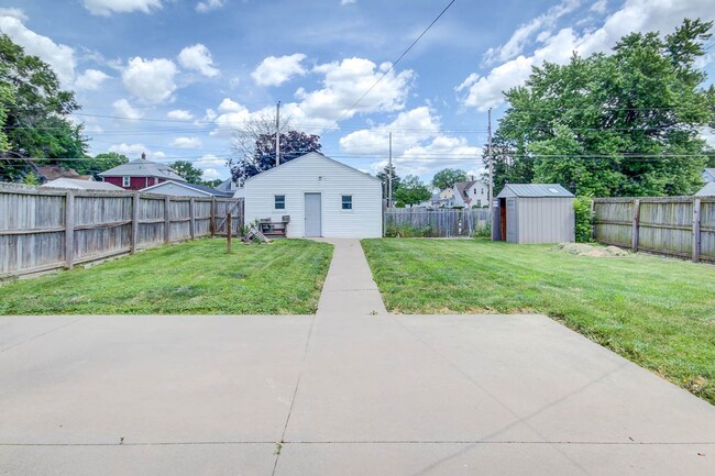 Building Photo - 4 bed home